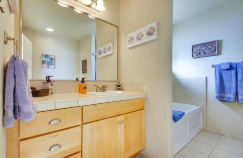 Quiet Waterfront Escape with Hot Tub and Beach Access! - Foto 14