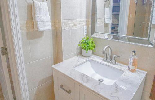 Tropical escape with fire pit near airport & stadium - Foto 29