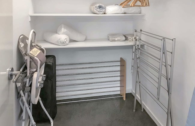 Sleek Stylish Modern Close to Airport - Foto 25