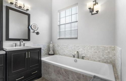 Luxurious 9BR Themed SE Facing Pool Hot Tub Theater Game Room BBQ 2 miles Disney - Foto 11