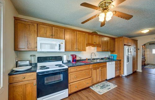 Private Hot Tub and Covered Deck Cozy Whittier Gem - Foto 8