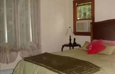 Secluded Cottage Rental with a Heated Pool in Red Hook for Family Getaways in New York State - Photo 11