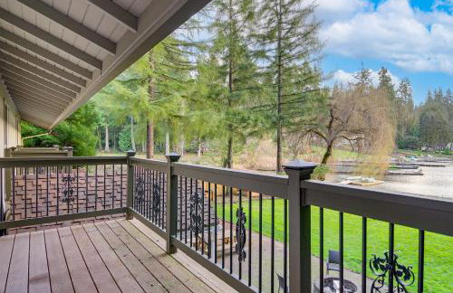 Lake-View Woodinville Retreat w/ Hot Tub + Theater - Foto 35