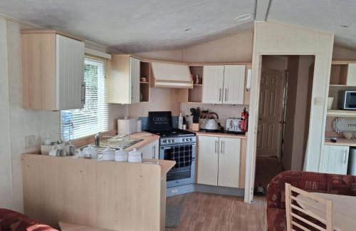 2Bed-Cabin Sleeps 4 WiFi Free Parking Sea Views - Photo 1