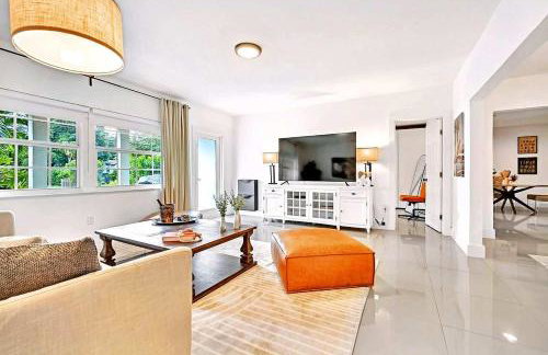 Bright 4BR North Miami Villa Close to Beaches and Huge Backyard - Foto 1