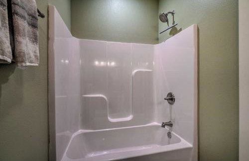 Modern Retreat with Deck Walk to White River! - Foto 19