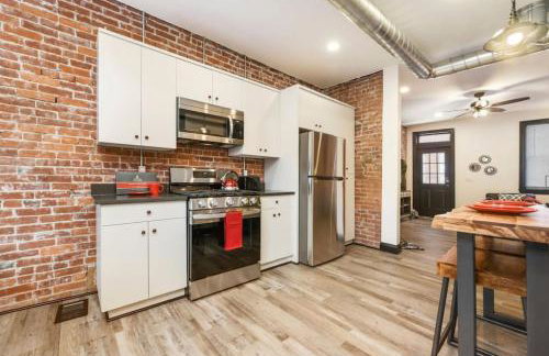 HostWise Stays - Prime Location in Lawrenceville, Exposed Brick 2BR Home - Foto 18