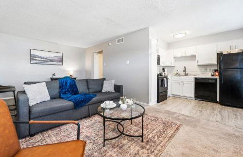 Upscale 1BR with Pool, Gym, and Modern Touches - Foto 1