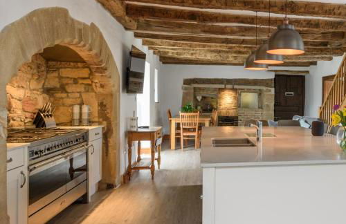 10 Bed Stunning House in village, with Hot Tub - Photo 76