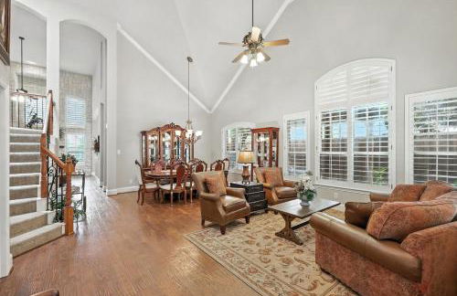 Lewisville Luxe Pool Getaway - Patio BBQ TV Room - Foto 10