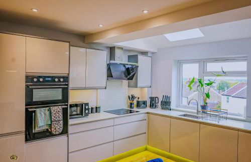 Deja Blue Luxury 3BR Home By AltoLuxoExperience Short Lets & Serviced Accommodation With Free Wifi & Parking - Foto 17