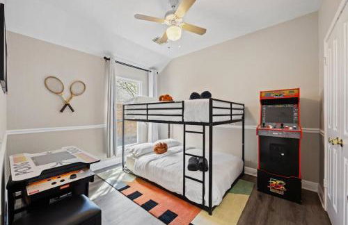 Artist Retreat at Cypress Creek - Hotub - Sleeps 9 - Photo 6