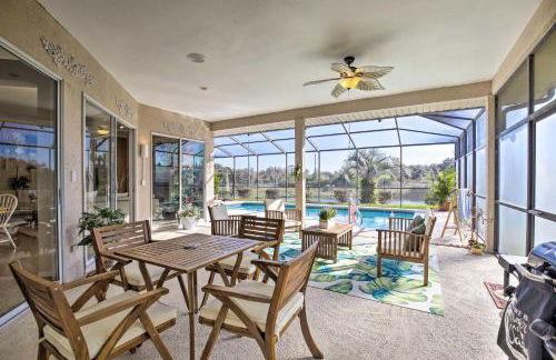 Bright and Sunny Riverview Oasis with Pool and Pond - Foto 25