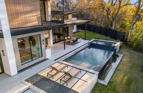 Barton Springs Luxe Heated Pool Spa Sleeps 16 - Photo 23