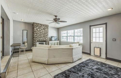 Amazing 'Hot Tub' Home Minutes To Hospitals & Beaches - Photo 26