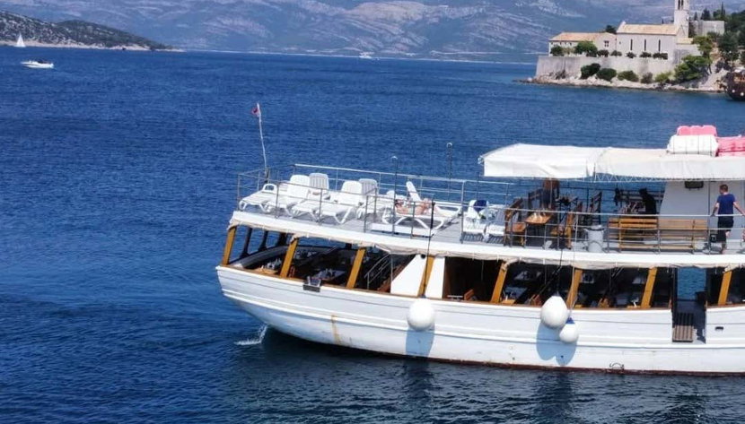 Crucero por las islas Elafitas con comida - Foto 2, Barco navegando por la costa de Croacia