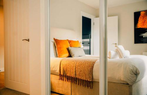 Modern Central 2 Bed Apartment with Parking - Photo 29