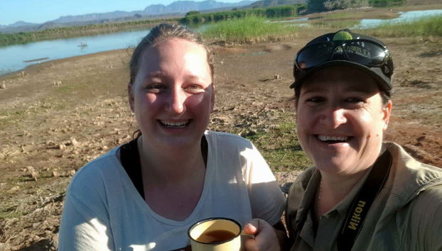 Disfrutando de un desayuno en la naturaleza de Oudtshoorn
