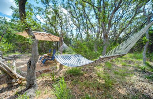 Snuggle Inn Wimberley Cabin with Fire Pit and Deck - Foto 31