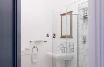 Signature Beachfront Home, Panoramic Sea Views & Marble Fireplace - Foto 22