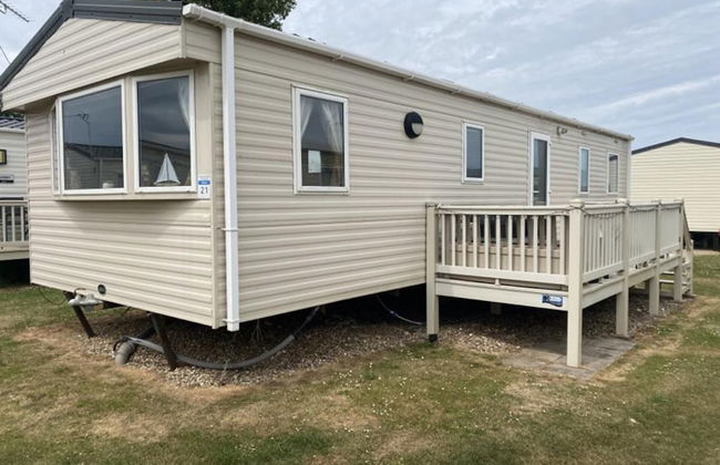 Super 3 Bedroom Pet Friendly Caravan With Decking - Photo 1