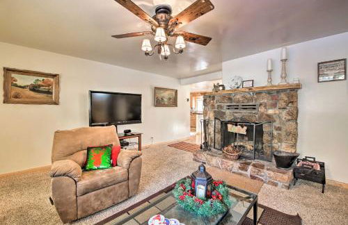 Walk to Lake Rustic Home with Deck in Fawnskin - Foto 7