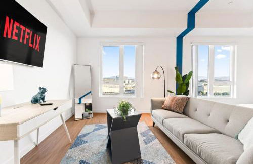 Chic Studio with Stunning DTLA Views, Walk to Metro - Foto 1