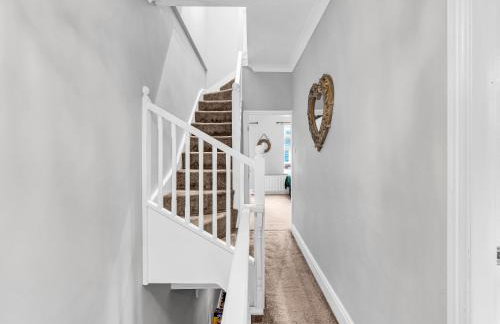 Spacious Stoke Townhouse 3BR Near Hospital & M6 with Parking - Foto 9