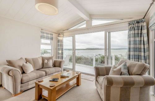 Bay View 2-Bed Lodge with Glorious Harbour View and Balcony - Photo 11