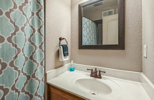 Quiet Plaza Two bedroom 2 Bathroom - Photo 14