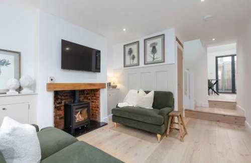 Luxurious renovated cottage with log burner - Photo 1