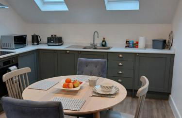 Luxury 1 bed apartment close to Airport and Exhibition centre ideal for short long term stays very cosy nicely furnished for comfort with all mod cons FreeParking on site Free WIFI - Foto 23