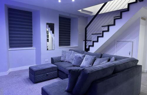 Modern 3-Bedroom Home with Cozy Cinema-Style Living Space - Foto 7