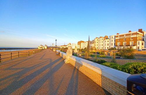 Richmond Cottage - Brand New 4BR Holiday Home, just 3 minutes from the beach with Pool Table and Free Parking - Foto 43