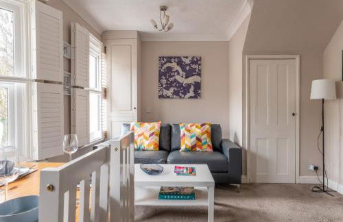 Gorgeous 2-Bed Located in Quiet Area with Nearby Stations - Foto 1