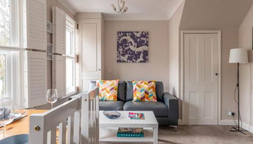 Gorgeous 2-Bed Located in Quiet Area with Nearby Stations - Foto 1