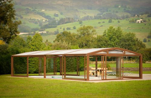Piscina climatizada y cubierta 365 dias en Casa Rural con Encanto El Puentuco una de las casas mas valoradas de Cantabria - Foto 5