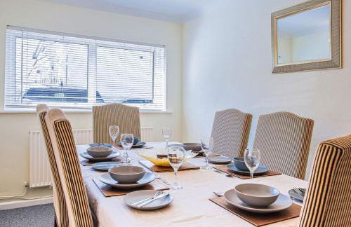 Central 2 Bed House w/ Garden and Free Parking! - Photo 60