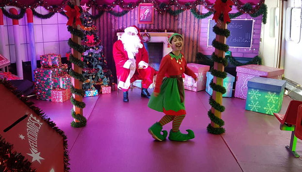Barco navideño de Valencia - Foto 2, Papá Noel y un elfo a bordo del barco navideño de Valencia
