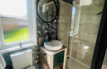 Evergreen Lodge with Hot Tub - Foto 18