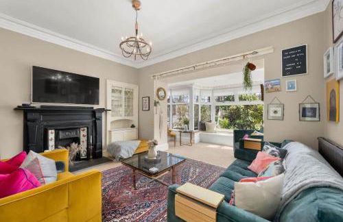 Gilmore House - 5 Bedroom Victorian Home with Hot Tub - Photo 5