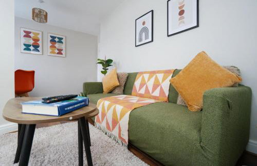 Cozy Waterfront Apartment - Free Parking & Wi-Fi - Photo 6