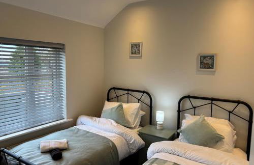 3 Bedroom home, with 4 beds, parking, walk to station & town centre families and business visitors welcome - Foto 30