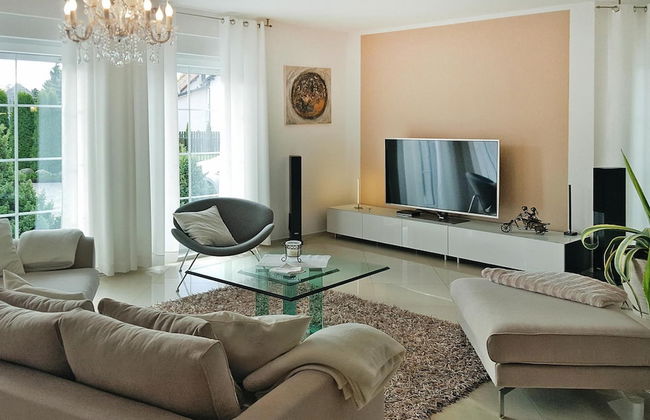 Large, Comfortable Holiday Villa, Private Garden - Photo 15