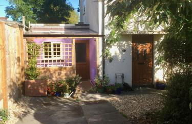 Cute self-contained guest room with ensuite and private decked porch in Glastonbury - Photo 2