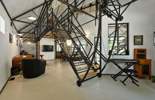 The Architect's Modern Castle - Photo 8