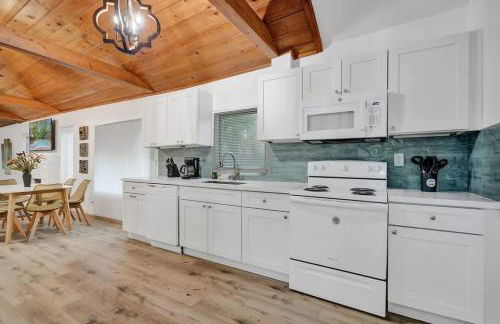 Tropical Oasis 2BR House w Pool - Foto 16