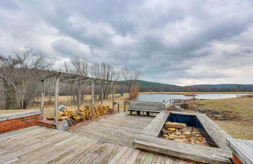 Deck and Views Spacious Lake House Escape - Foto 2