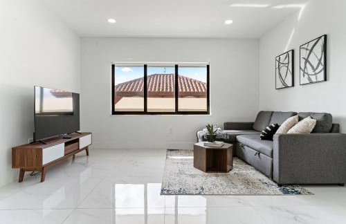 April Sale! 4 BR - Private Pool, Grill, Soaking Tub, Near Coral Gables & MIA Airport - Photo 31