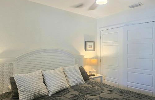 An Island Getaway at Palm Tree Villas - Photo 2